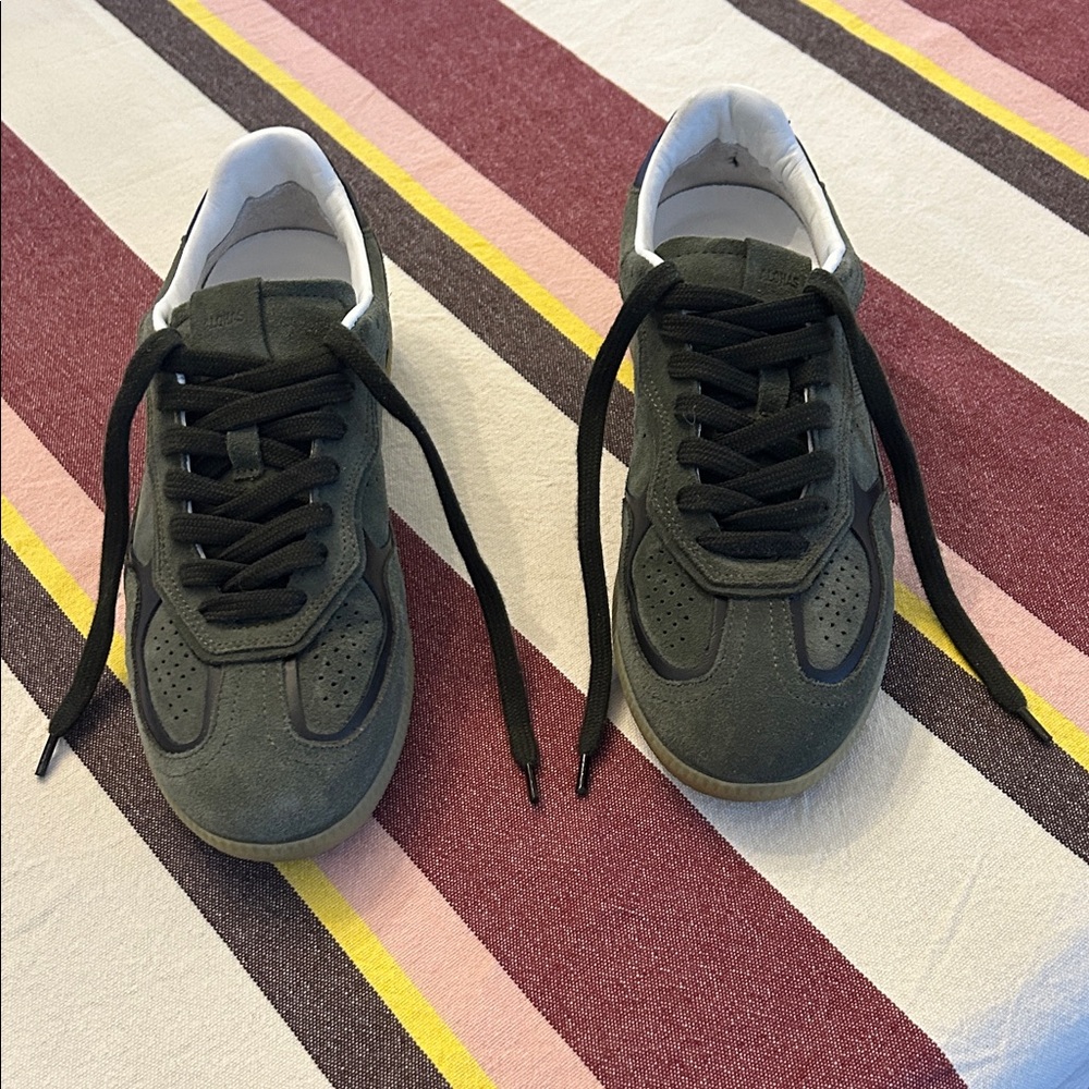 Alohas sneakers size 9 ~ like new